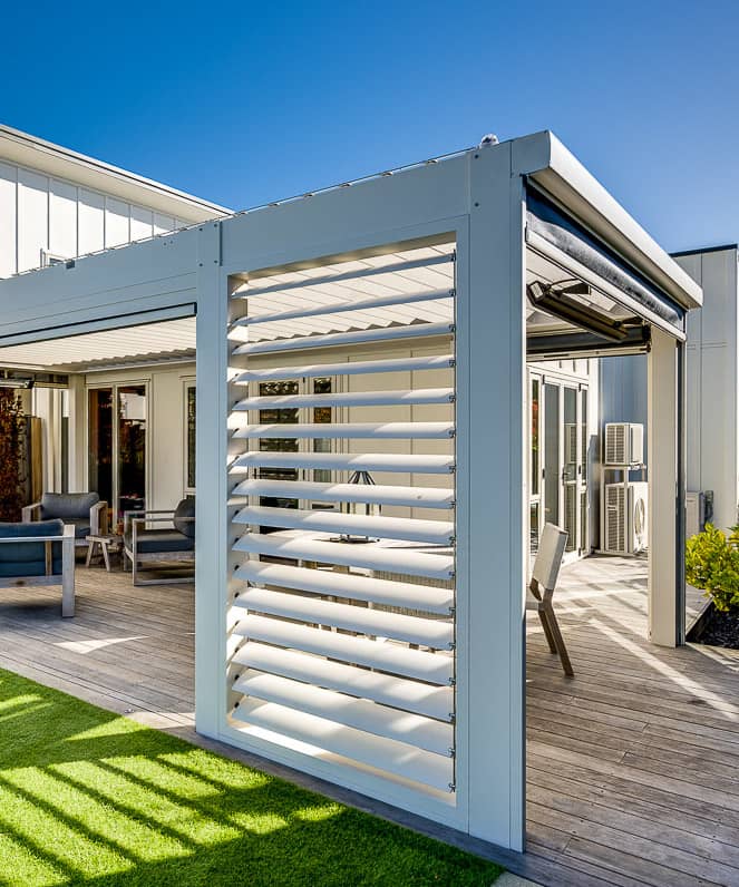 Horizontal Louvre panels on an outdoor patio space in Havelock North, Hawkes Bay