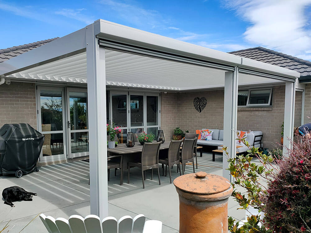 NZ-Louvre roof adds value to home outdoor living area
