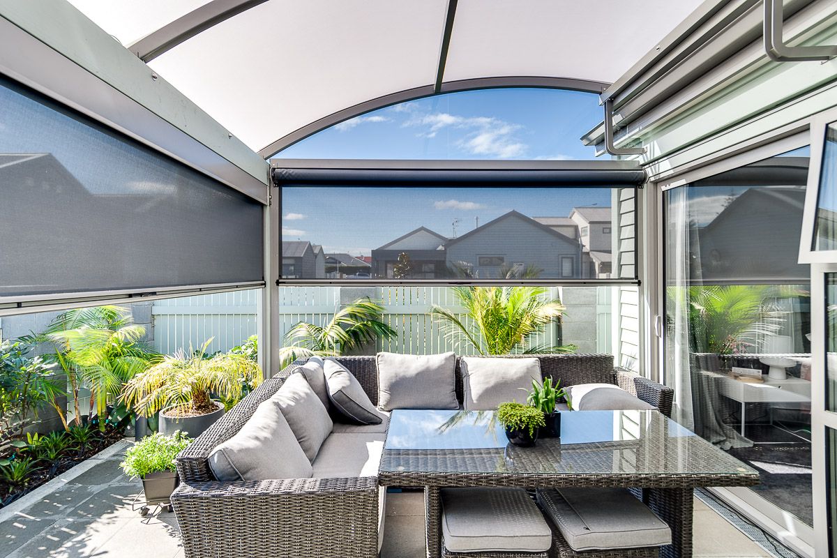 Alitex Curved Canopy Combined with Ziptrak Screens Provide a Stylish Outdoor Room Napier Hawkes Bay