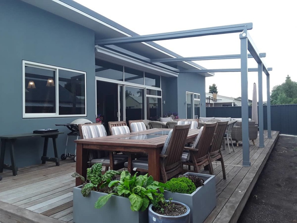 Fully open, the sun and stars are invited in to this Hawke's Bay deck.